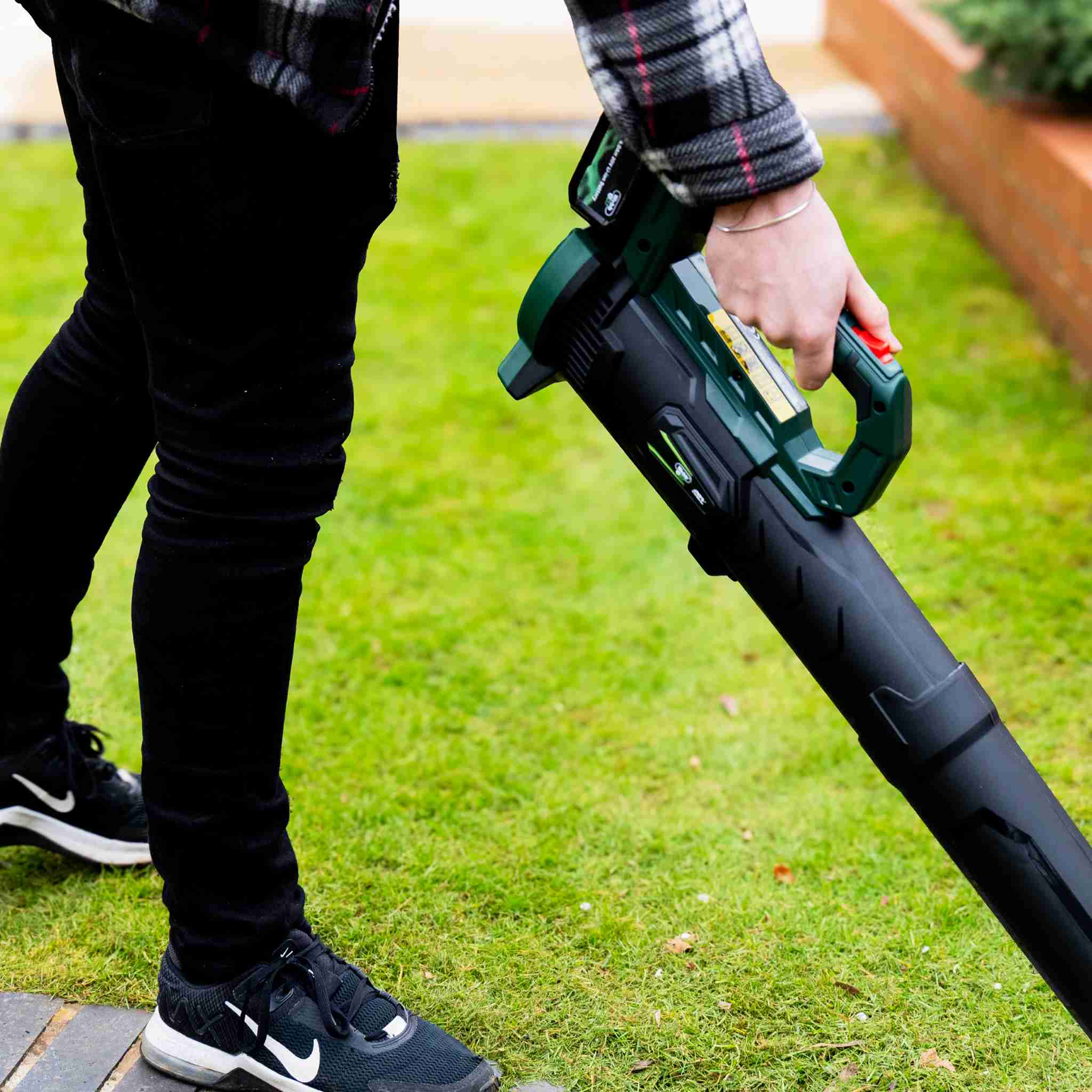 Webb Eco 20v 160mph Cordless Axial Blower with 4Ah Battery & Charger - Image 3