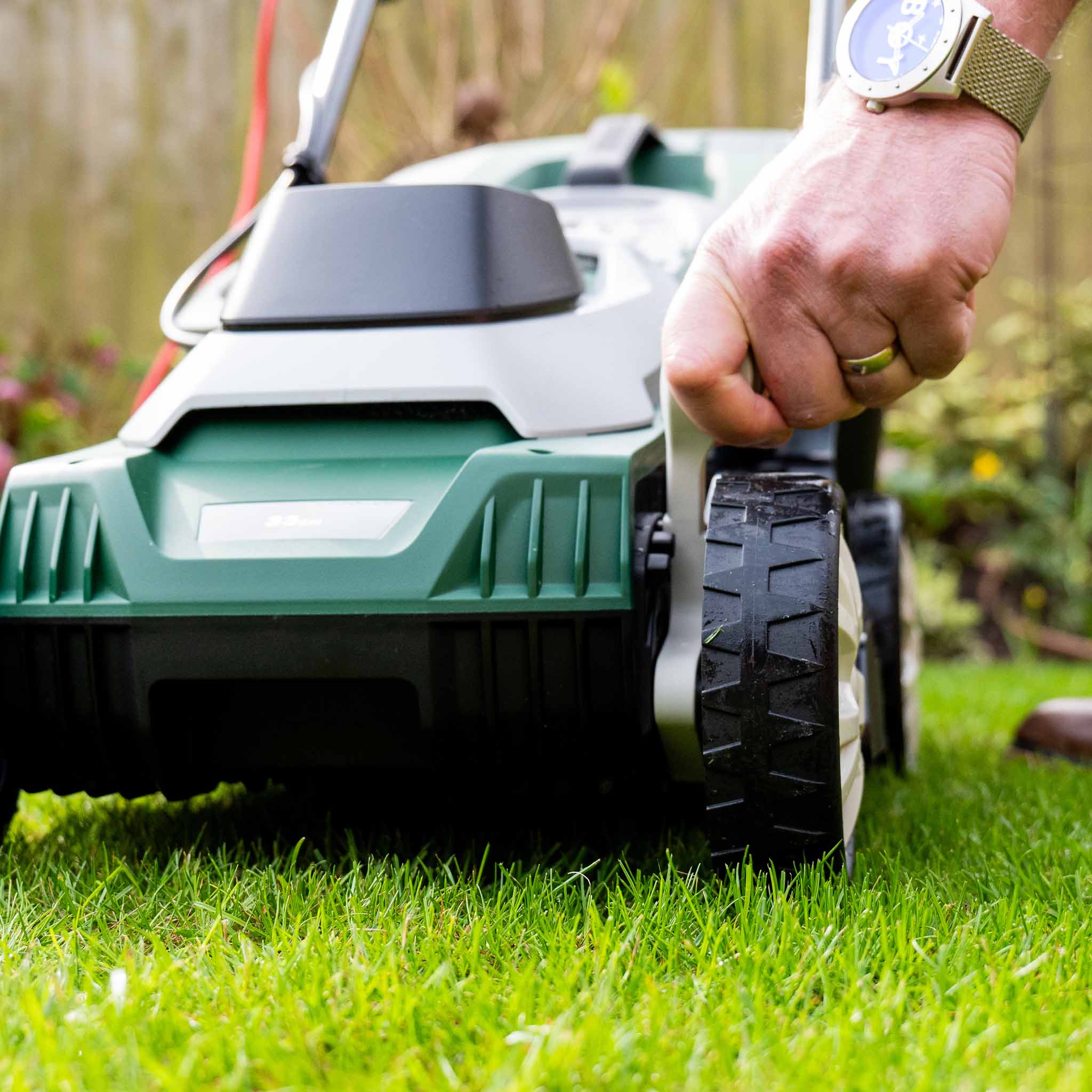 Webb Classic 33cm Electric Rotary Mower with Rear Roller - Image 7